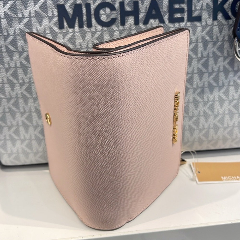 Michael Kors Medium Saffiano Leather Wallet
Powder Blush
NWT - Picture 5 of 16